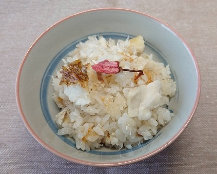 桜風味の鯛ごはん