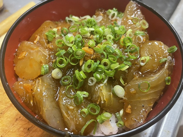 スズキのピリ辛！漬け丼